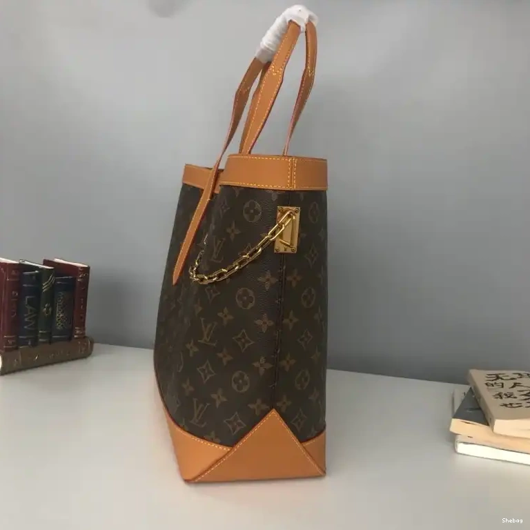 LV 19B57B0001 Bags 0820